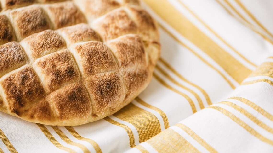 Pane capovolto a tavola, ecco perché non farlo