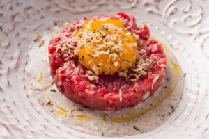 cosa succede se mangi carne cruda - Perledigusto.it