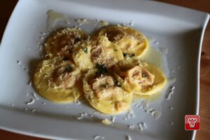Tortelli di zucca rotondi conditi con burro, salvia e grana